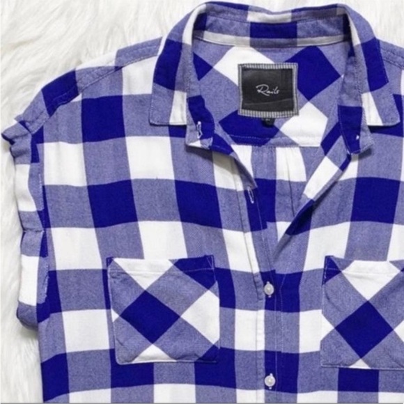 📌 Rails Blue & White Plaid Sleeveless Button Up Top - Picture 3 of 6